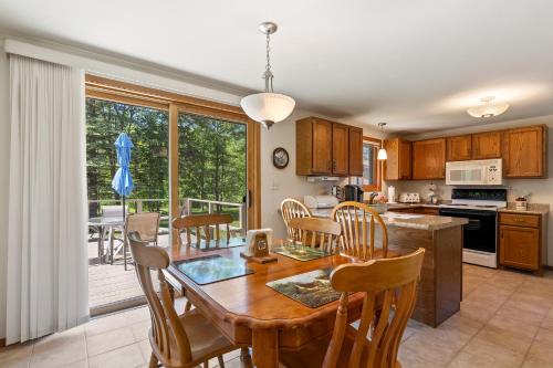 Η κουζίνα ή μικρή κουζίνα στο Wilderness Retreat by Simple Life Rentals