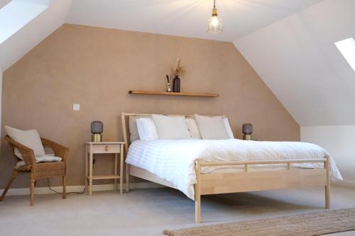 Un dormitorio con una cama tamaño king en un ático en Luxury 6-Bedroom House 5 minutes from Bicester Village Shopping Outlet, en Chesterton