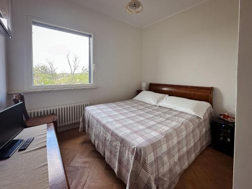 a small bedroom with a bed and a window at Merumalia Wine Resort in Frascati