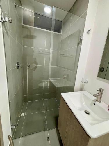 Ένα μπάνιο στο Moderno Apartamento en Sabaneta cerca al parque