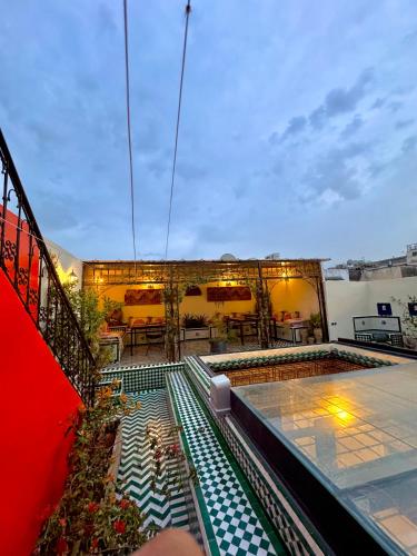 La alberca dentro o cerca de Riad Phœnix