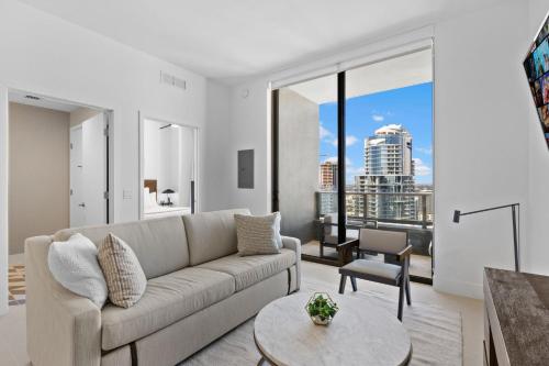 Χώρος καθιστικού στο 48Flr Condo w Free Parking