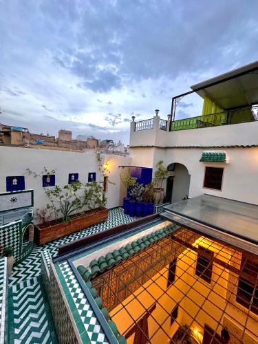 La alberca dentro o cerca de Riad Phœnix