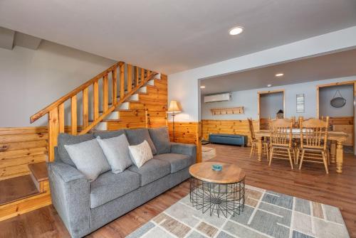 Χώρος καθιστικού στο Wheeler Lakehouse by Simple Life Rentals