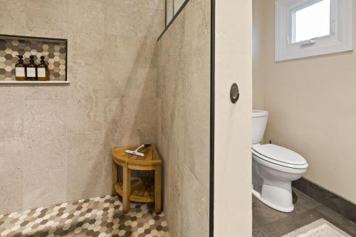 Bilik mandi di The Big and Easy House by Simple Life Rentals