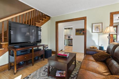 Televisyen dan/atau pusat hiburan di The Big and Easy House by Simple Life Rentals