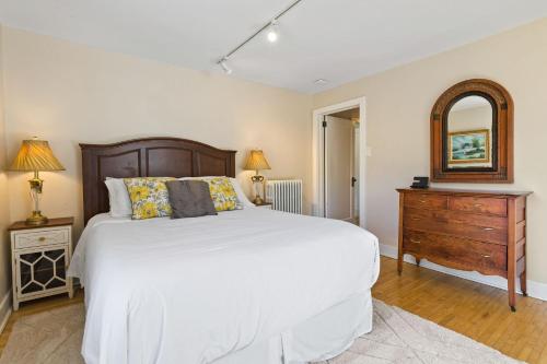 Katil atau katil-katil dalam bilik di The Big and Easy House by Simple Life Rentals