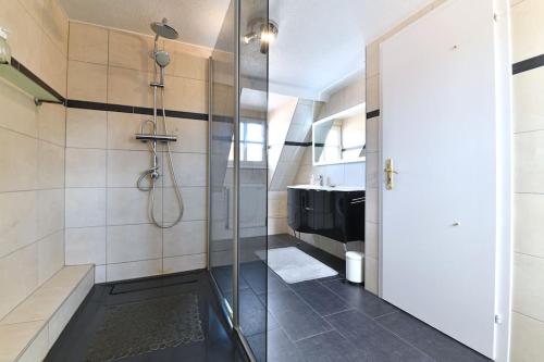 une salle de bain avec une douche en verre et un lavabo dans l'établissement Envole moi vers la lune - 4 guests - 2 BR - City, à Colmar