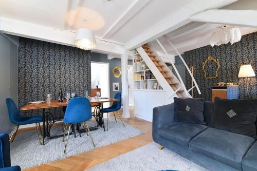un salon avec un canapé bleu et une table dans l'établissement Envole moi vers la lune - 4 guests - 2 BR - City, à Colmar