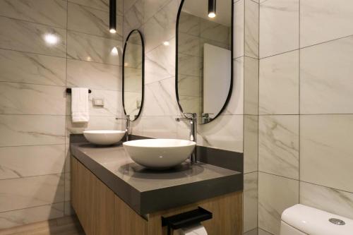 リマにあるCharming 2BR with Balcony in Mirafloresの洗面台が2つと鏡があるバスルーム