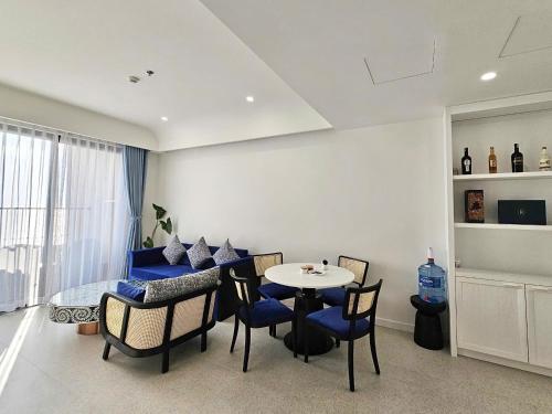 Χώρος καθιστικού στο VARIA Luxury Apartment w Balcony & Oceanview Sunset Town