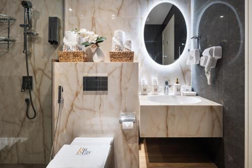 迪拜Downtown Luxury Treat - Premium Location! 2 bedroom!的浴室里有洗手池和镜子