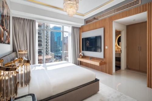 迪拜Downtown Luxury Treat - Premium Location! 2 bedroom!的一间卧室，配有一张大床和一扇大窗户。