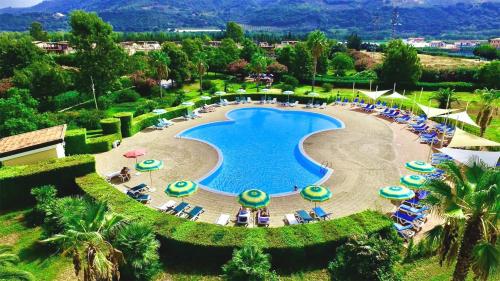 Una vista aérea de una piscina con sombrillas y sillas. en Pizzo Beach Studio 121G, en Pizzo