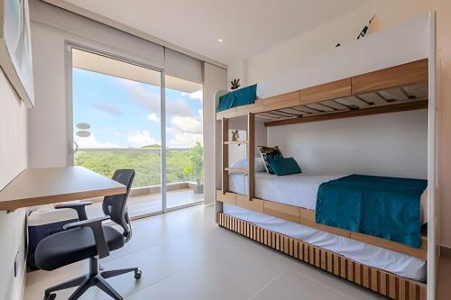 a bedroom with bunk beds and a desk and a chair at Nuevo, Exclusivo Apto 2BR Laguna Cristalina in Cartagena de Indias