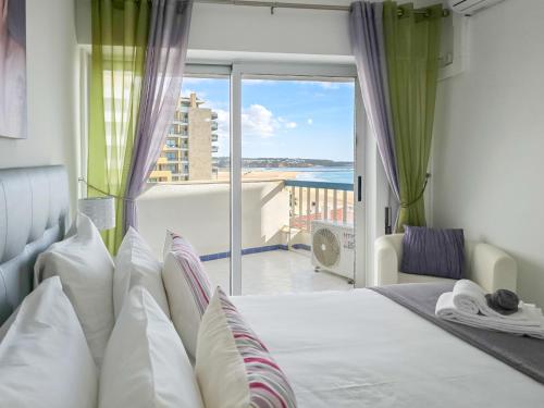 ein Schlafzimmer mit einem Bett und Meerblick in der Unterkunft Apartment Concorde Sky Vista Mar in Portimão