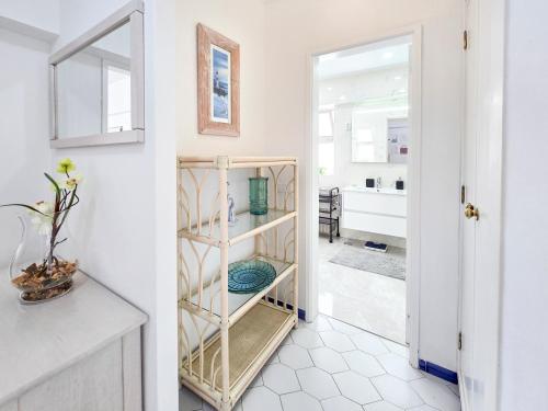 ein Badezimmer mit einem Regal in einem Zimmer in der Unterkunft Apartment Concorde Sky Vista Mar in Portimão