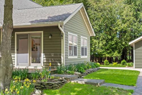 Κήπος έξω από το Top of the Hill Cabin by Simple Life Rental