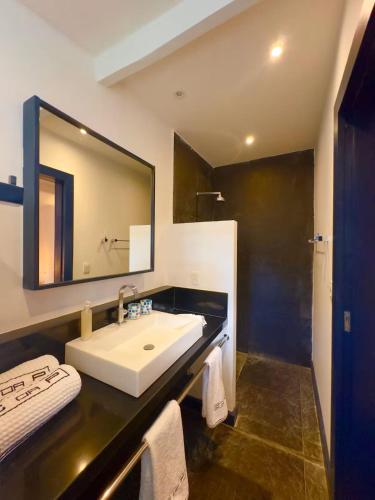 a bathroom with a white sink and a mirror at Casa da Ponta in Fortim