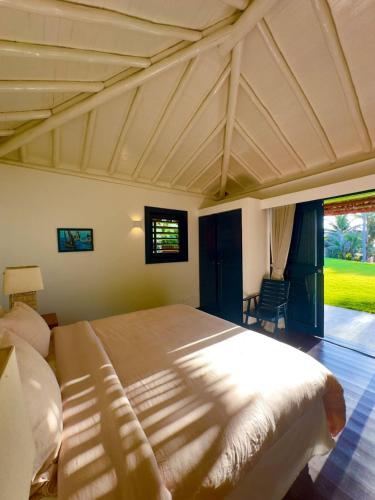 a bedroom with a large bed and a large window at Casa da Ponta in Fortim