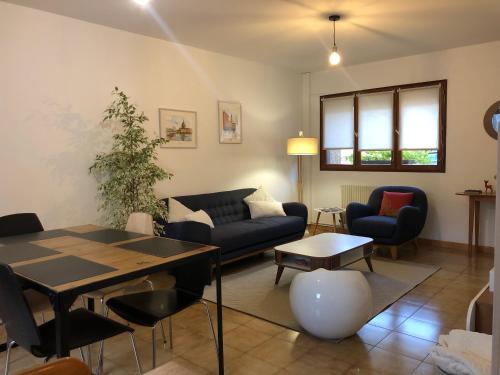 un salon avec un canapé et une table dans l'établissement Maison de village avec jardinet, à Bruguières