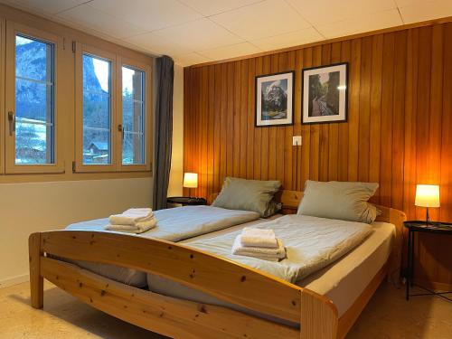 Postel nebo postele na pokoji v ubytování Gemütliche Wohnung mit traditionellem Trittofen