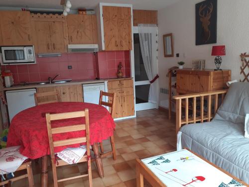 une cuisine et un salon avec une table et un canapé dans l'établissement SainT LARY SOULAN, à Saint-Lary-Soulan