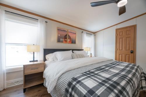Katil atau katil-katil dalam bilik di Still Waters by Simple Life Rentals