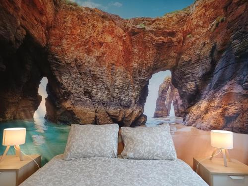 a bedroom with a bed and a painting of the ocean at Oporto Cozy Rooms in Porto