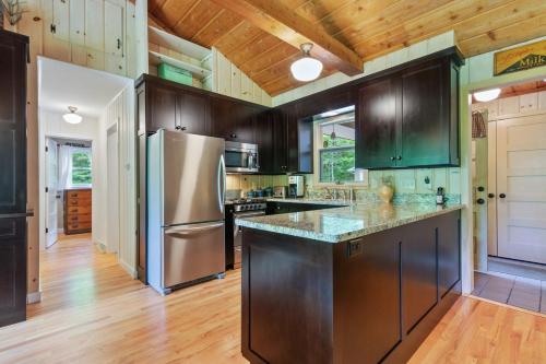 Η κουζίνα ή μικρή κουζίνα στο Roo Retreat by Simple Life Rentals