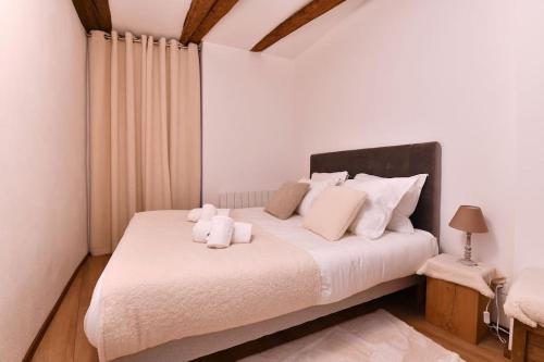 une chambre avec un lit avec deux ours en peluche dessus dans l'établissement Dessine-moi un mouton - 4guests -2BR, à Colmar