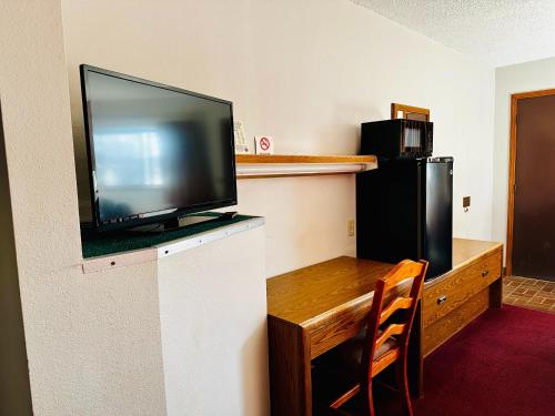 American Inn Ozarkにあるテレビまたはエンターテインメントセンター