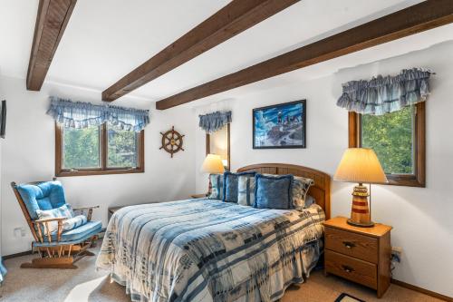 Ένα ή περισσότερα κρεβάτια σε δωμάτιο στο Lily Bay Lodge by Simple Life Rentals