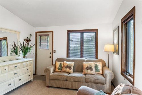 Χώρος καθιστικού στο Lily Bay Lodge by Simple Life Rentals