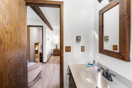 Ένα μπάνιο στο Lily Bay Lodge by Simple Life Rentals
