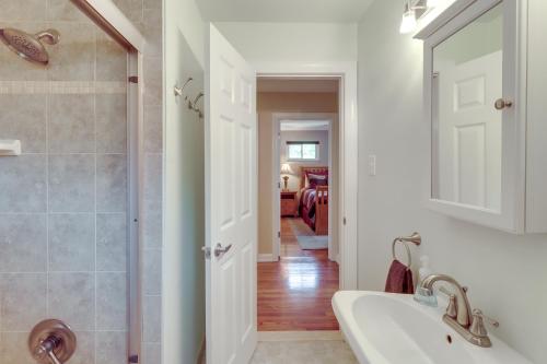 Ένα μπάνιο στο Royal Oak Home 13 Mi to Downtown Detroit