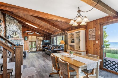 Χώρος καθιστικού στο Lily Bay Lodge by Simple Life Rentals
