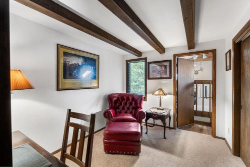 Χώρος καθιστικού στο Lily Bay Lodge by Simple Life Rentals