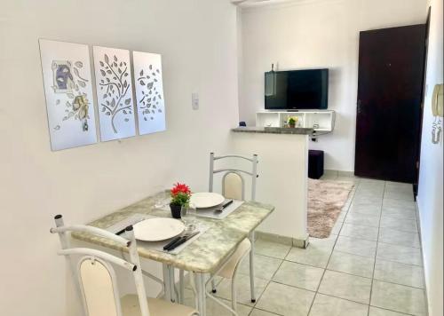 Televisyen dan/atau pusat hiburan di Espaçoso APT 10 de 1 quarto bairro central em Petrolina perto de tudo
