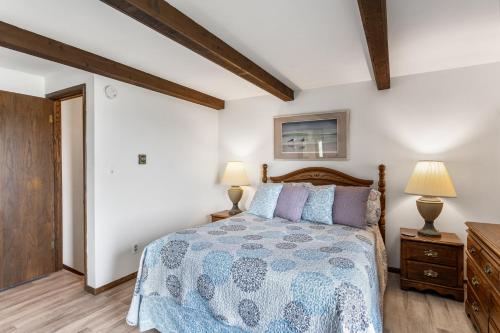 Ένα ή περισσότερα κρεβάτια σε δωμάτιο στο Lily Bay Lodge by Simple Life Rentals
