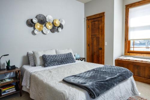 Postel nebo postele na pokoji v ubytování Home Away from Home by Simple Life Rentals