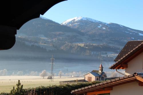 a view of a snowy mountain from a house at Appartement Aich-Assach in Aich