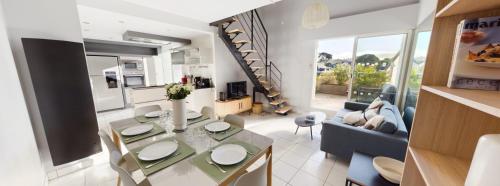 une cuisine et un salon avec une table et un canapé dans l'établissement Duplex terrasse place du Marché, à La Baule