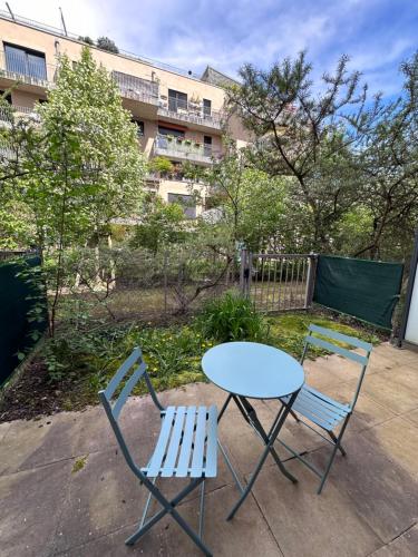 2 chaises, une table, une table et des chaises dans l'établissement Nina-Studio, à Strasbourg