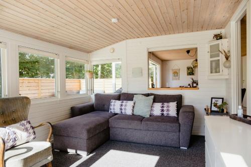 Χώρος καθιστικού στο Blue Home With Room For Fun And Comfort