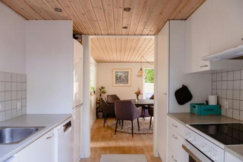 Η κουζίνα ή μικρή κουζίνα στο Blue Home With Room For Fun And Comfort