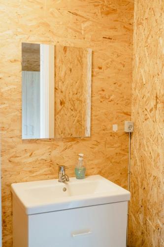Ένα μπάνιο στο Blue Home With Room For Fun And Comfort