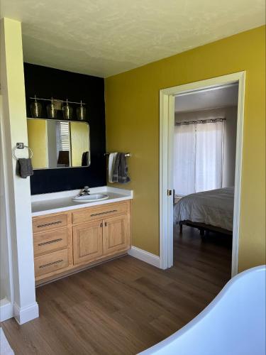 Katil atau katil-katil dalam bilik di Door Way Inn by Simple Life Rentals