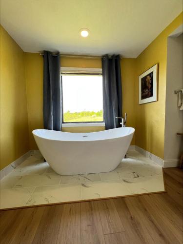 Televisyen dan/atau pusat hiburan di Door Way Inn by Simple Life Rentals