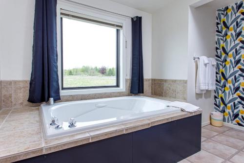 Bilik mandi di Door Way Inn by Simple Life Rentals
